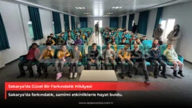 Sakarya Büyükşehir Belediyesi Beyaz Baston Haftası etkinliğinde öğrenciler göz bandı ile empati çalışması yapıyor