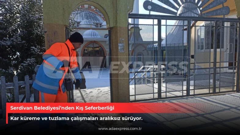 Serdivan Belediyesi ekipleri kar yağışı sırasında tuzlama çalışması yapıyor