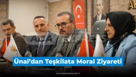 Mahir Ünal, AK Parti Sakarya İl Başkanlığı ziyareti sırasında toplu fotoğraf çektiriyor.