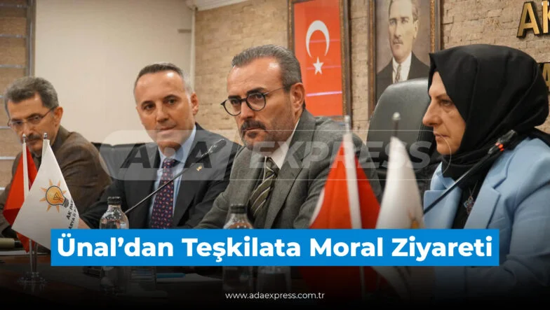 Mahir Ünal, AK Parti Sakarya İl Başkanlığı ziyareti sırasında toplu fotoğraf çektiriyor.