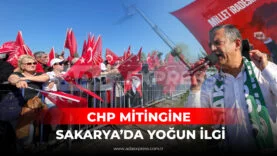 Özgür Özel Sakarya mitinginde konuşma yaparken
