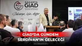 Serdivan GİAD toplantısında Başkan Osman Çelik sunum yaparken