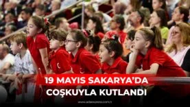 Sakarya’da 19 Mayıs kutlamalarında genç sporcuların gösteri yaptığı an