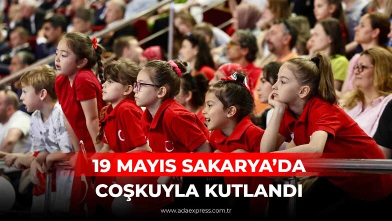 Sakarya’da 19 Mayıs kutlamalarında genç sporcuların gösteri yaptığı an