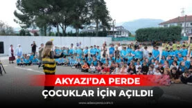 Akyazı’da ilkokul öğrencilerinin tiyatro etkinliğine katıldığı bir sahne gösterisi