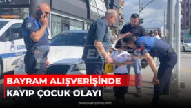 Sakarya Çark Caddesi’nde bayram alışverişi yoğunluğu sırasında polis ve zabıta ekiplerinin kaybolan çocuk için çalışma yaptığı an
