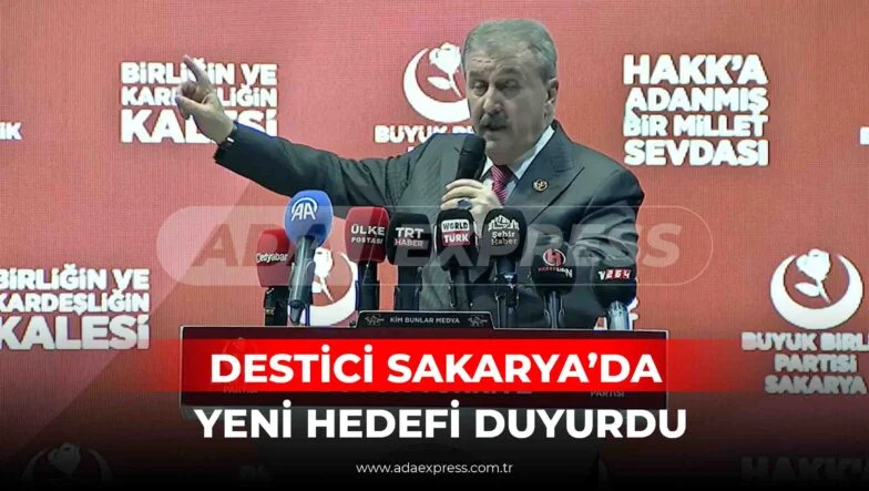 BBP Sakarya İl Kongresi’nde konuşma yapan Mustafa Destici ve salondaki katılımcılar