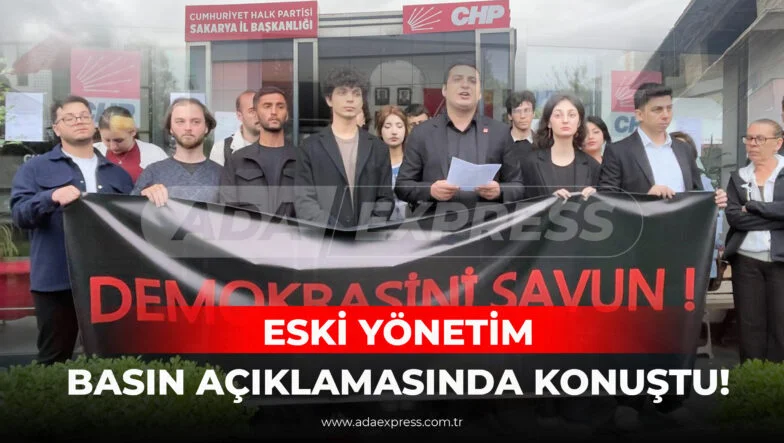 CHP Sakarya İl Başkanlığı önünde basın açıklaması yapan İbrahim Faruk Demir ve yönetim kadrosu