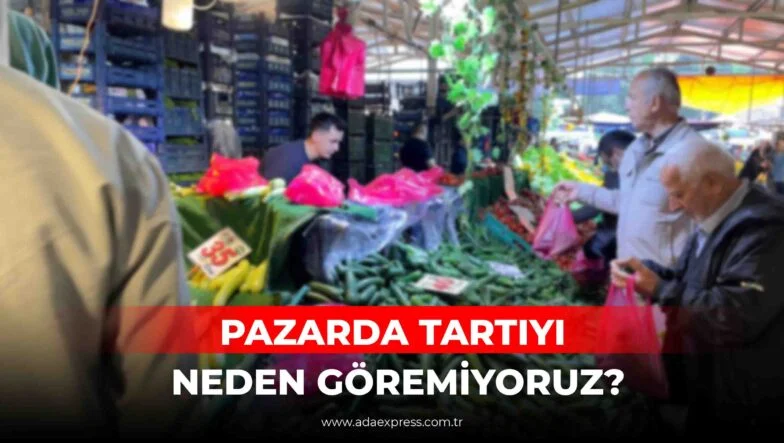 Akyazı Çarşamba Pazarı’nda tezgâhların arka kısmında bulunan tartı düzeni ve alışveriş yapan vatandaşlar.