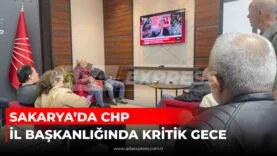 CHP Sakarya İl Başkanlığı binasında toplanan parti yöneticileri ve üyeler, kurultay davası sonrası gelişmeleri takip ederek gece boyu bekleyiş sürdürüyor.