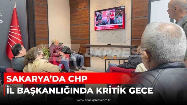 CHP Sakarya İl Başkanlığı binasında toplanan parti yöneticileri ve üyeler, kurultay davası sonrası gelişmeleri takip ederek gece boyu bekleyiş sürdürüyor.