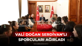 Serdivan Genç Kız Voleybol Takımı’nın Sakarya Valisi Rahmi Doğan’ı ziyaret ettiği an