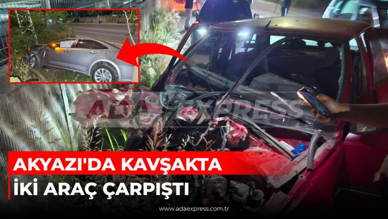 AKYAZI'DA KAVŞAKTA İKİ ARAÇ ÇARPIŞTI