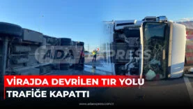VİRAJDA DEVRİLEN TIR YOLU TRAFİĞE KAPATTI